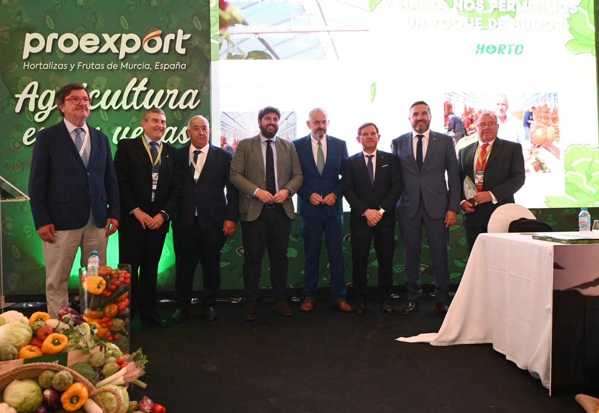 El presidente Fernando López Miras, el presidente del Scrats, Lucas Jiménez, y el de Proexport, Mariano Zapata.