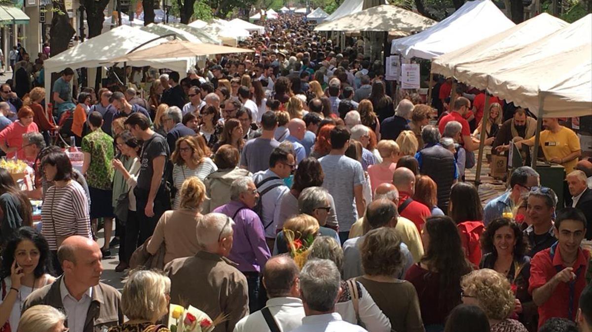 zentauroepp43046528 barcelona 23 04 2018 ambiente en la rambla diada de sant jor180423135048