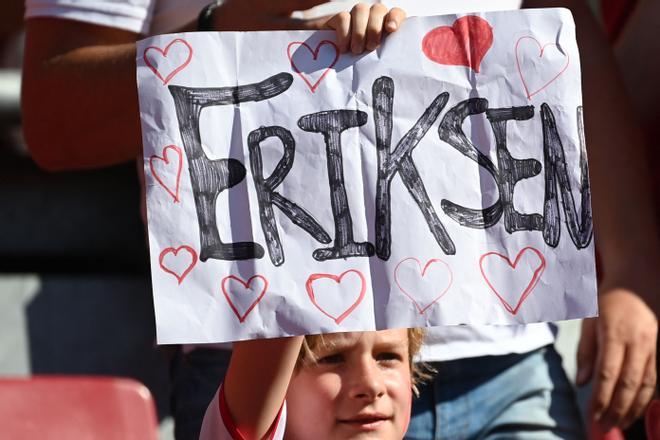 Pancartas en el Parken Stadium, Copenhague, Dinamarca, en apoyo a Christian Eriksen