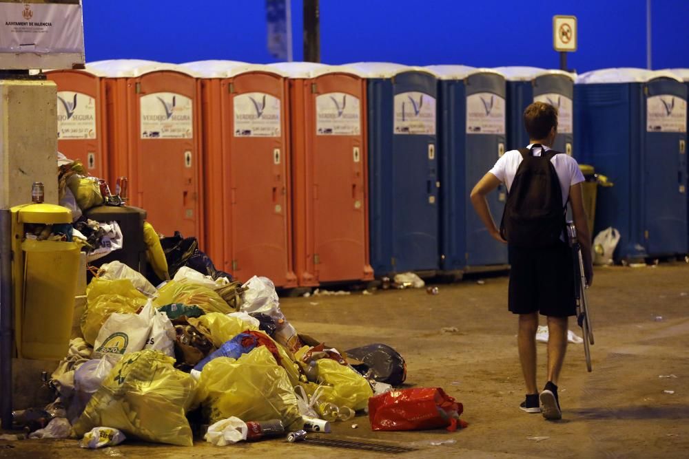 Recogida de residuos en la noche de San Juan en València