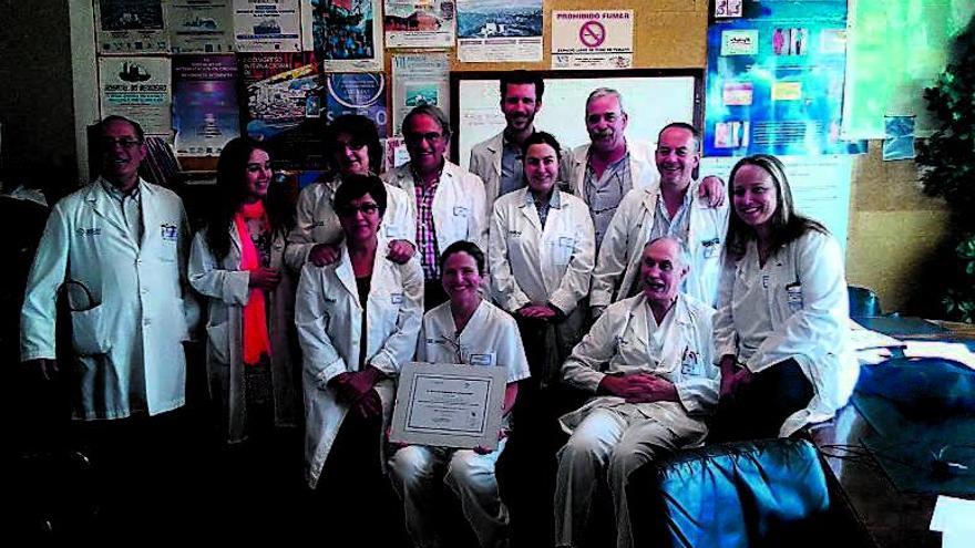 Equipo de coloproctología del Chuvi, con la acreditación.