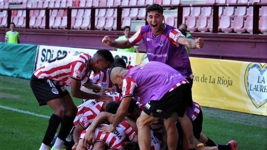 Los jugadores de la SD Logroñés celebran el tanto de la victoria en el tiempo de descuento.