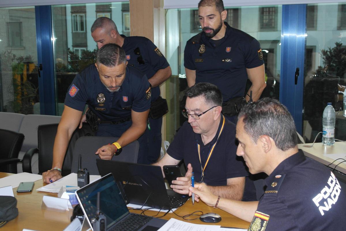 Varios agentes de la Policía Nacional analizando datos en el CECOR