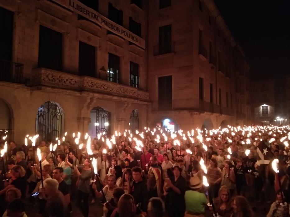 Marxa de torxes a Girona per commemorar el segon aniversari del referèndum de l'1-O