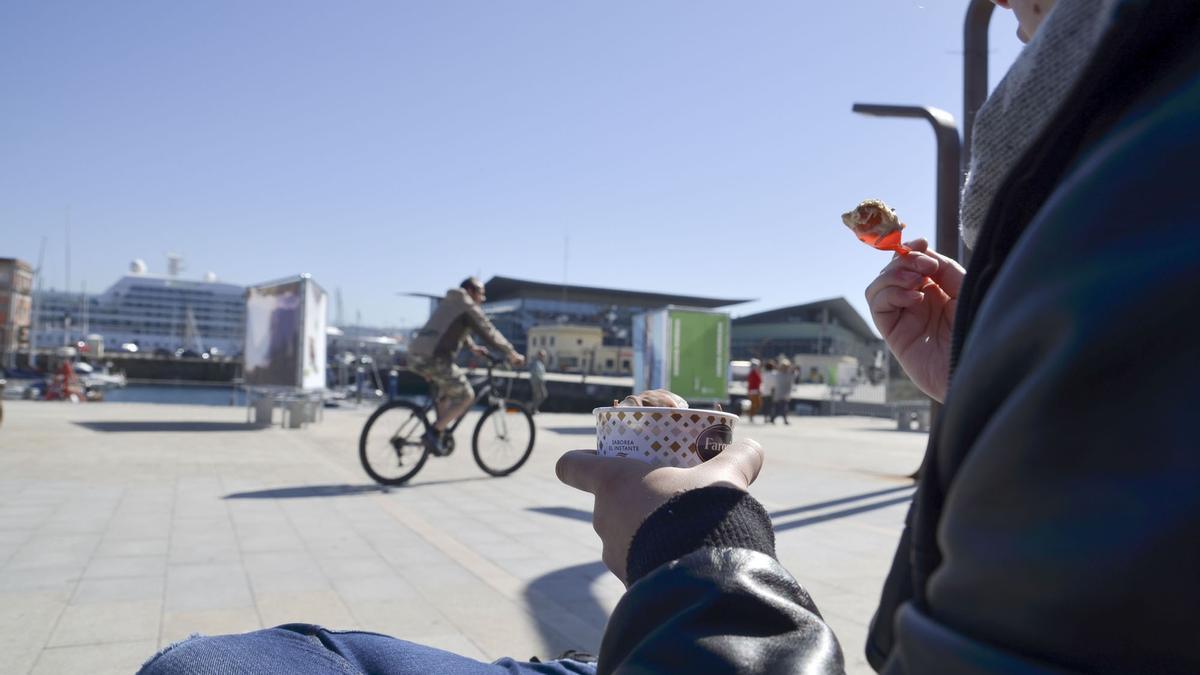 Una mujer toma un helado en A Coruña