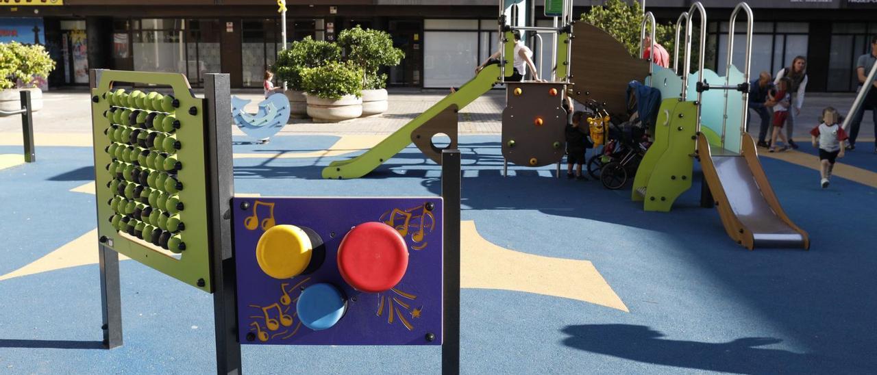 Els nous jocs infantils de la plaça Josep Pla de Girona. | ANIOL RESCLOSA
