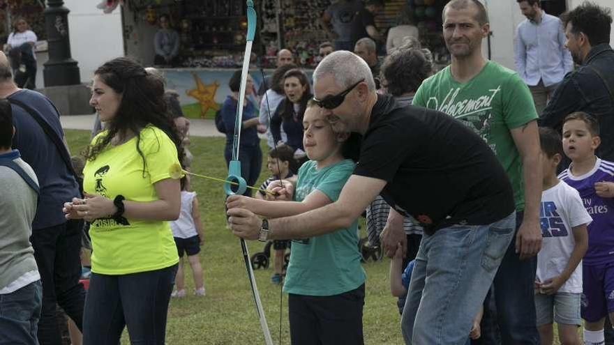 Un grupo de niños y sus familias, durante los juegos tradicionales.