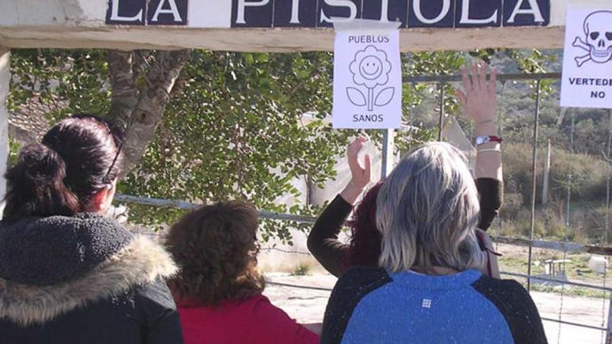 Vecinos de Torremendo ante la finca de Fenoll que Ortiz compró para proyectar la planta.