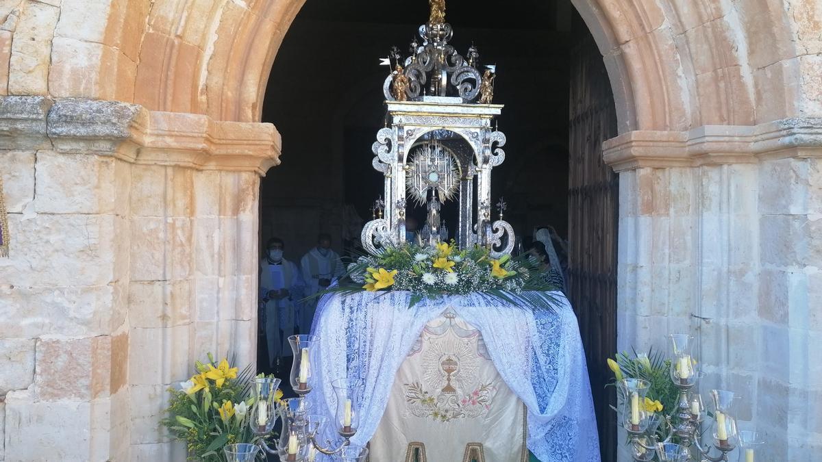 Custodia del Corpus expuesta en una puerta de la Colegiata, en la fiesta celebrada el pasado año