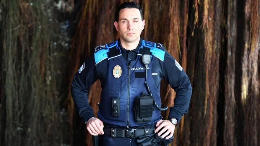 El policía local José Jiménez Borjas, en el cuartel del 092, en Orillamar. | Iago López