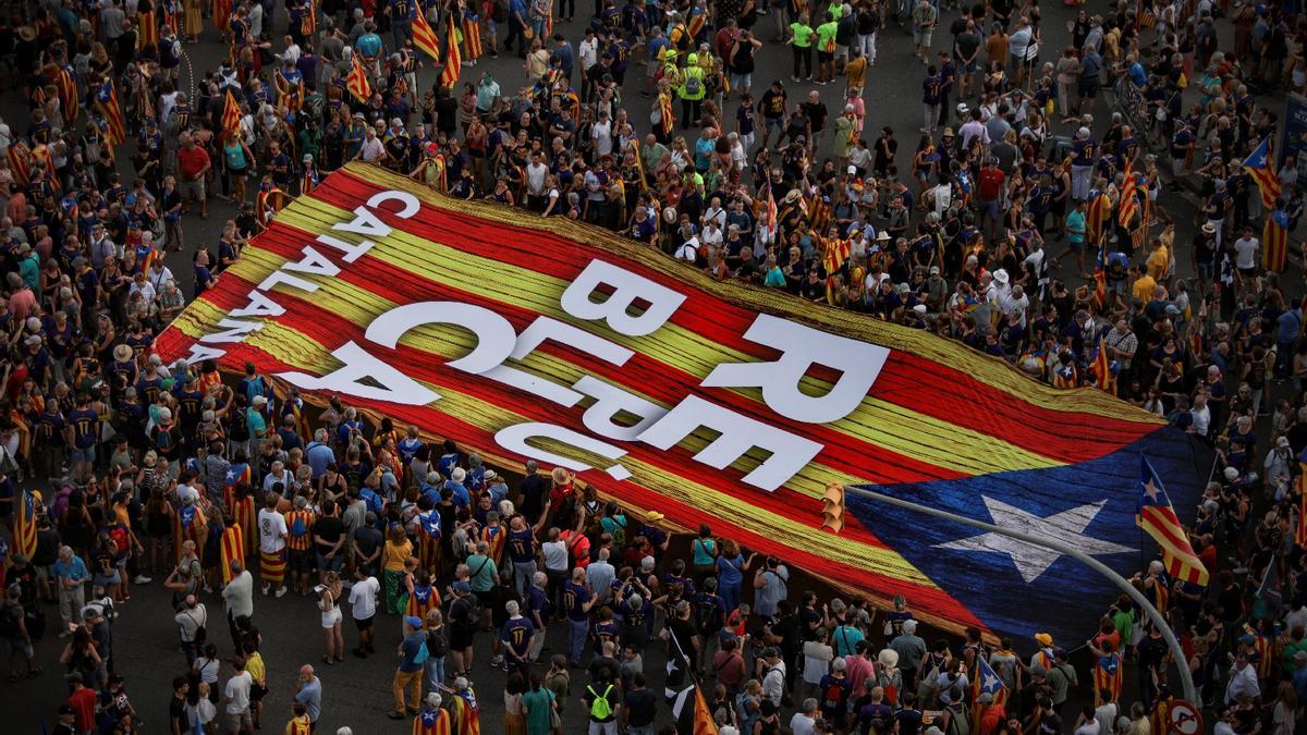 Així ha estat la manifestació convocada per l'ANC per la Diada a Barcelona amb el lema 'Via Fora'