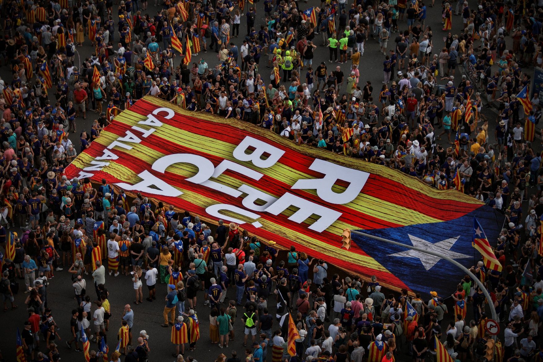 Així ha estat la manifestació convocada per l'ANC per la Diada a Barcelona amb el lema 'Via Fora'