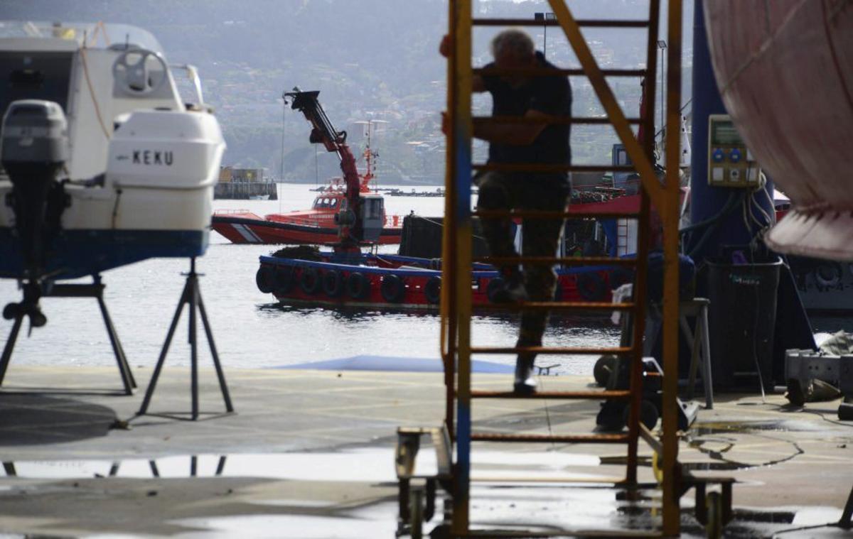 La «Salvamar Mirach», ayer, a la espera de ser elevada con el ‘travelift’. | GONZALO NÚÑEZ