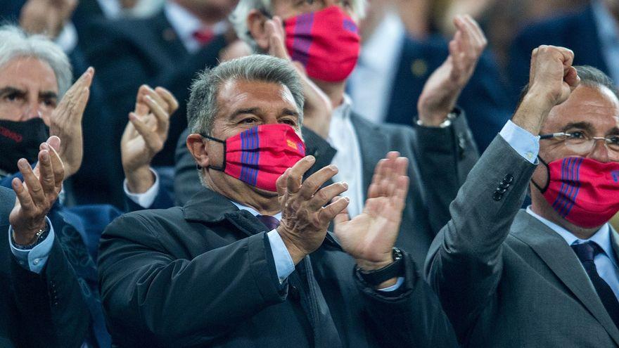 Laporta, en el palco del Camp Nou durante el Barça-Cádiz.