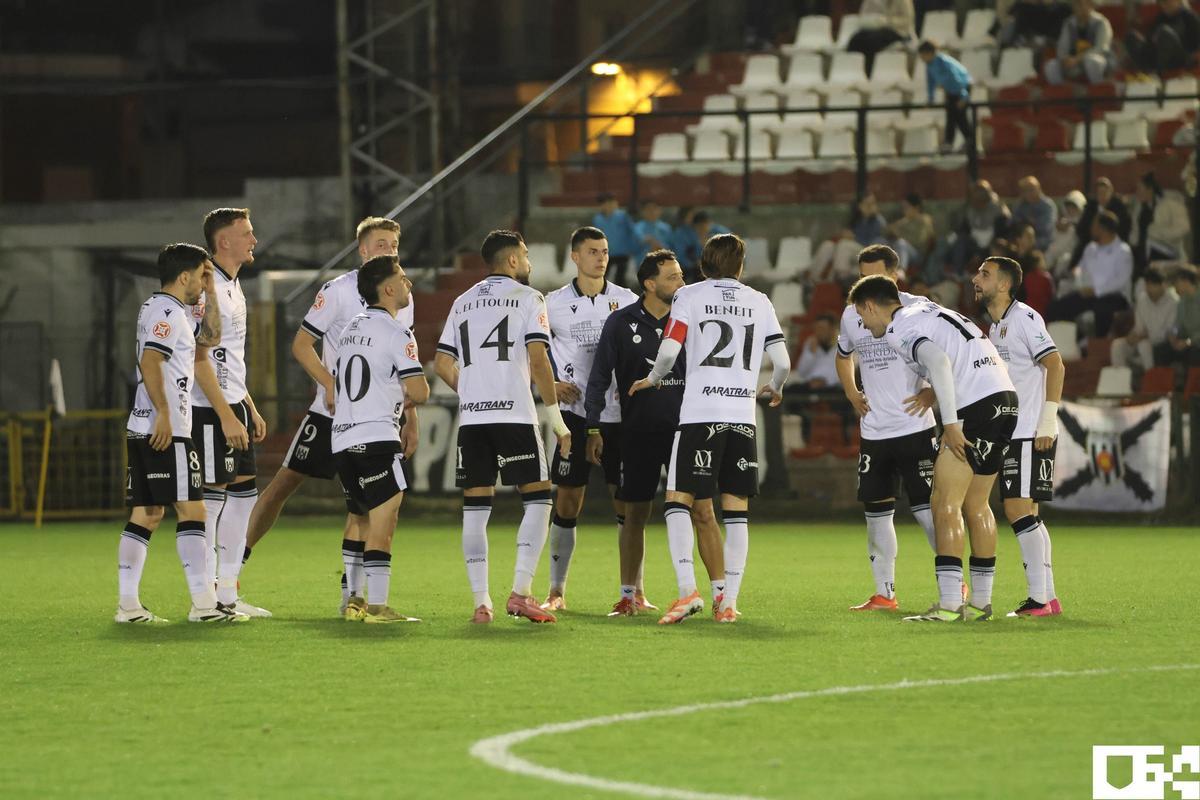 Jugadores del Mérida instantes antes del partido del pasado viernes.