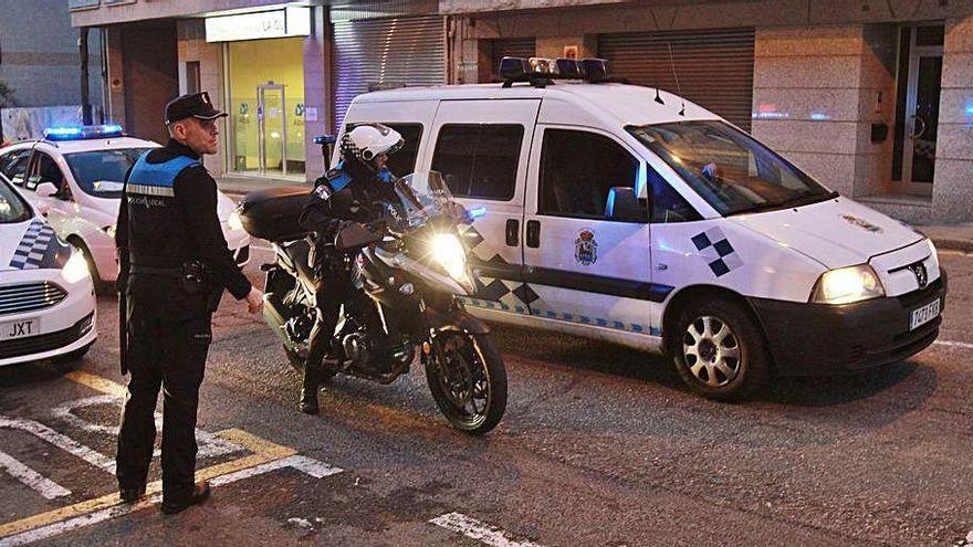 Agentes de la Policía Local de Ourense en un operativo.