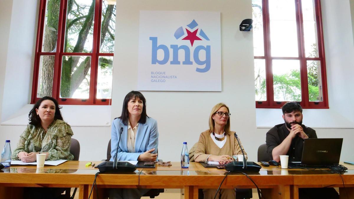En el centro, la líder del BNG, Ana Pontón.