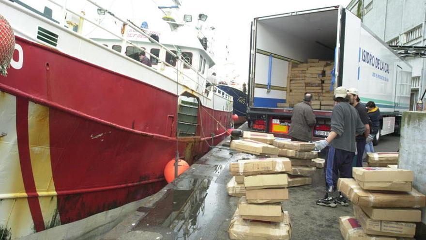Carga de pescado congelado listo para exportar desde el puerto de A Coruña. | irene molina