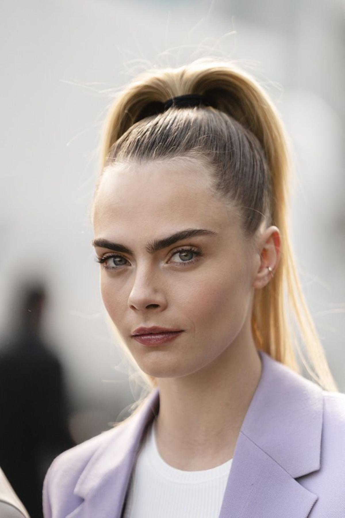 Cara Delevingne con coleta alta tirante