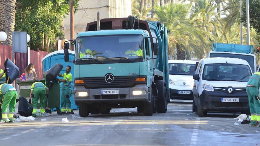 Colectivos ilicitanos no descartan seguir batallando contra la nueva contrata de basuras de Elche