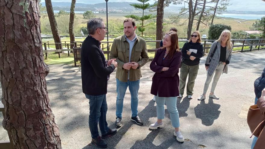 En encuentro mantenido en el centro vacacional de A Lanzada, esta mañana.