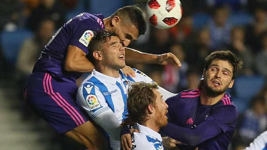 Júnior Alonso (izquierda) cabecea un balón anticipándose a Theo Hernández y Zurutuza en su último partido como celeste, en Anoeta. // LOF