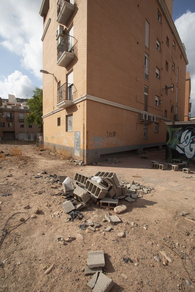 Queja de los vecinos de la Plaza Sant Cristofol de Sagunt, al tener que vivir junto a los restos de una obra parada hace años.