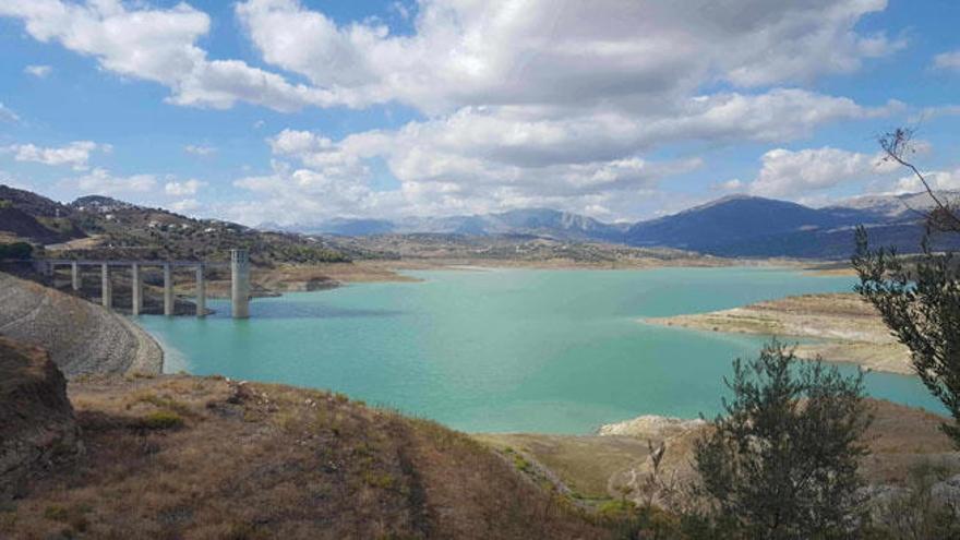 Vista panorámica del embalse de la Viñuela, situado en el corazón de la comarca axárquica.