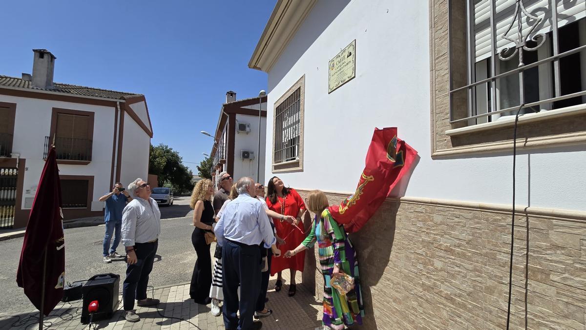 La alcaldesa, Lola Amo, y familiares descubren un azulejo en honor a la célebre curandera, fallecida en 1977.
