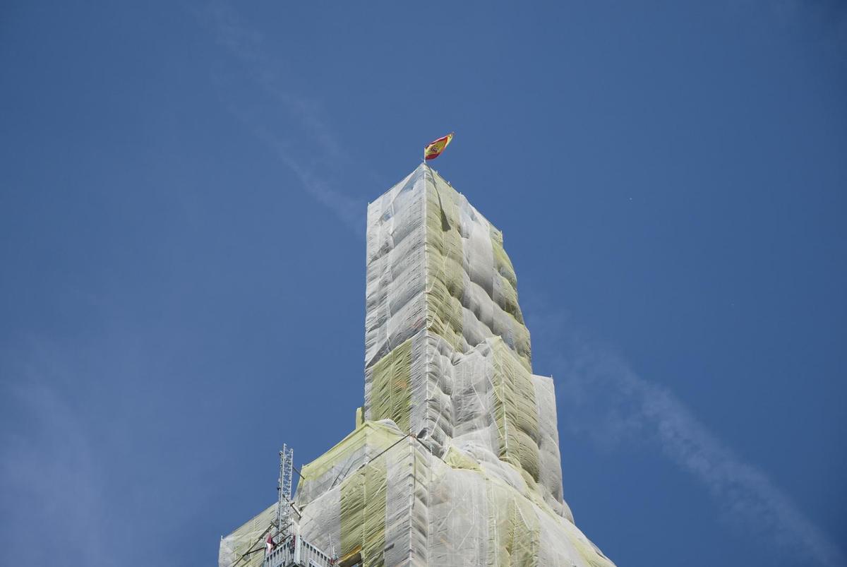 Bandera ondeando en la torre en obras del Pilar