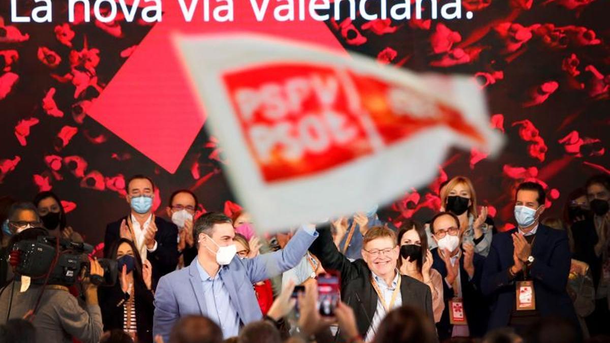 El secretario general del PSOE y presidente del Gobierno, Pedro Sánchez, junto al líder de los socialistas valenciano y 'president' de la Generalitat, Ximo Puig, en la clausura del 14º Congreso del PSPV-PSOE, este 14 de noviembre de 2021, en Benidorm, Alicante.