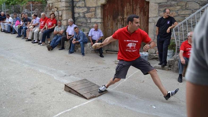 Un lanzador se dispone a tirar la bola, elaborada en madera de encina y con una forma muy particular.