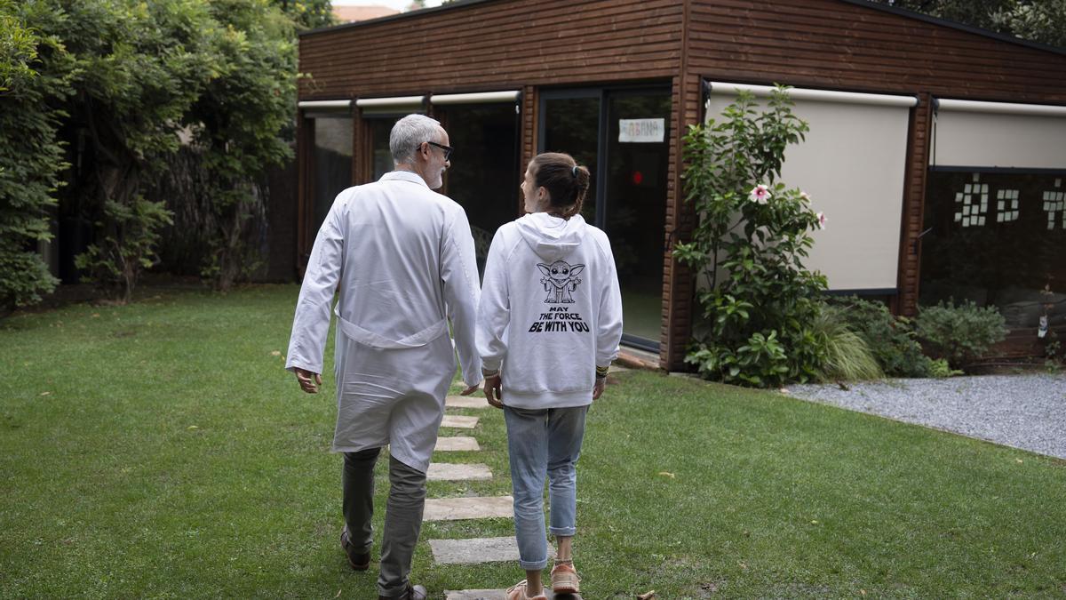 Anna Guirado, atleta que se está recuperando de su TCA, junto al psicólogo Marc Ferreira.