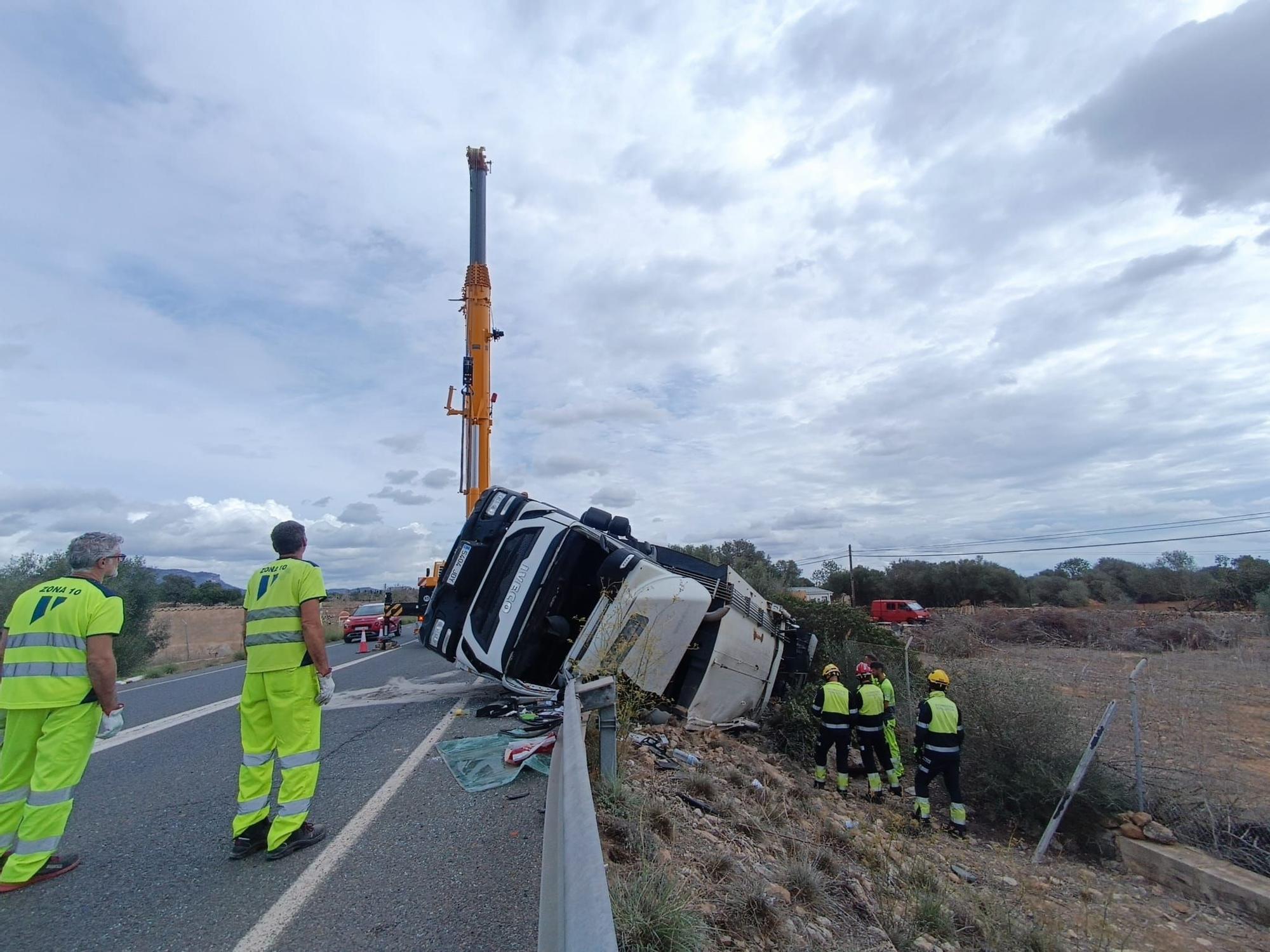 Tres trabajadores heridos al volcar un camión de basura en Llucmajor