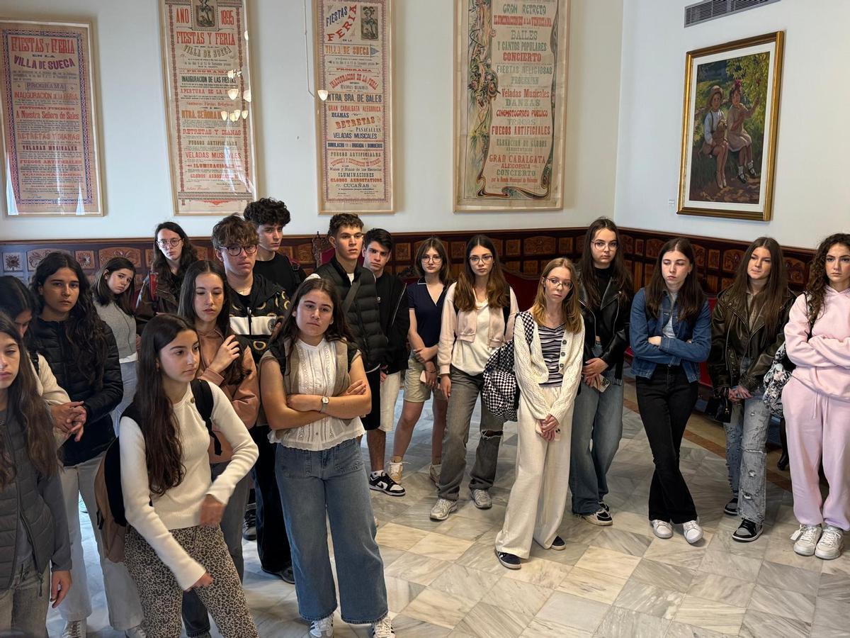 Algunos de los estudiantes que participan en el intercambio durante la visita al salón de sesiones.