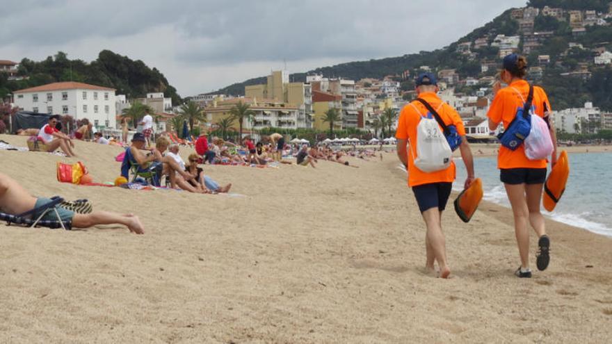 La mare i el petit es van dirigir en català al socorrista.