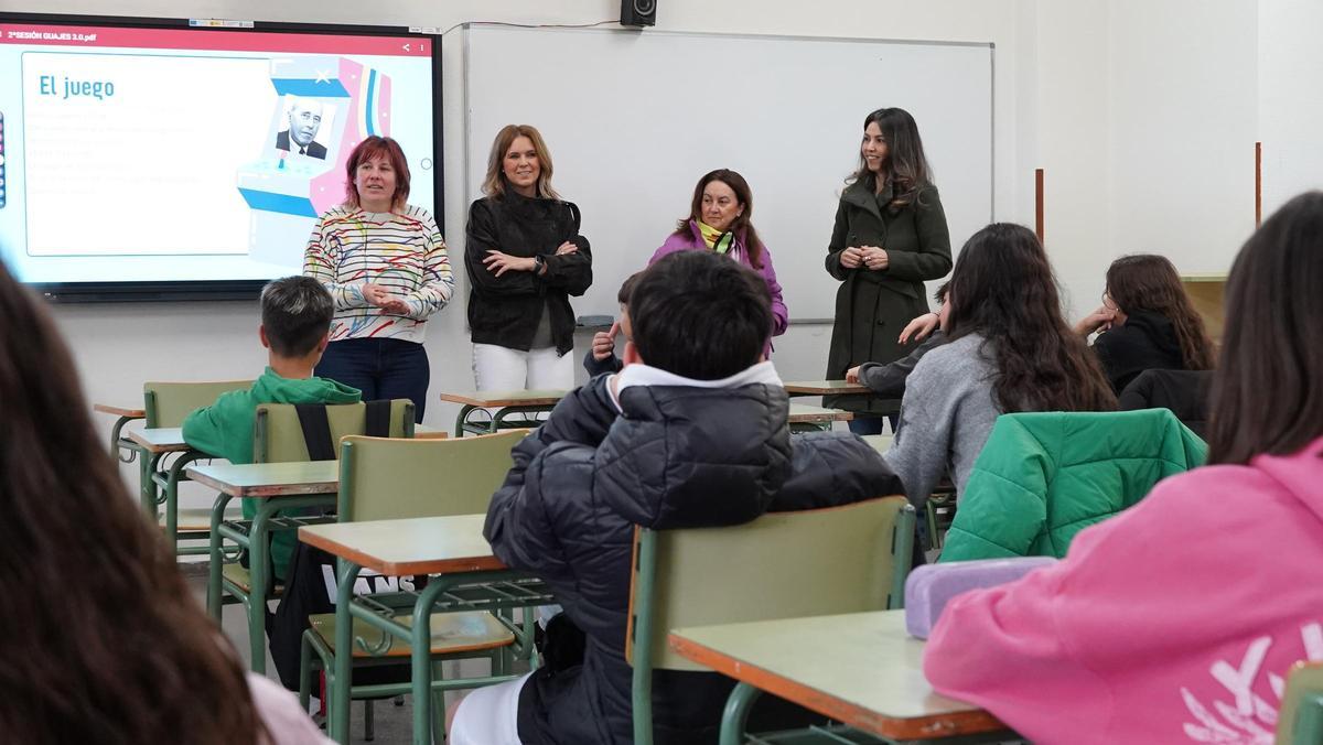 Por la izquierda, Chusa Méndez; la edil de Igualdad, Eva Iglesias; la abogada del Centro Asesor de La Mujer, Eva Montes; y Liliana Díaz, coordinadora del plan de coeducación del IES Juan de Villanueva