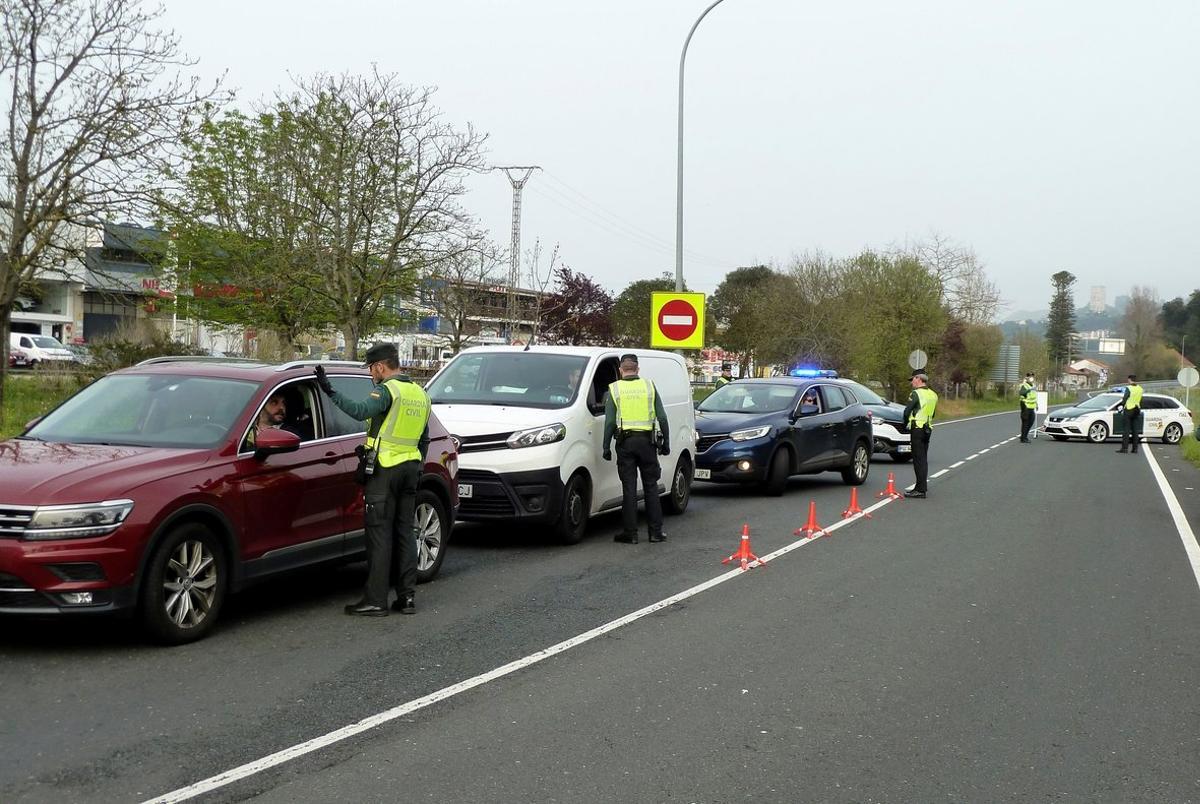 GRAF8937. LAREDO, 18/03/2020.- La Guardia Civil ha establecido hoy miércoles puntos de control en carreteras cántabras para evitar los posibles desplazamientos que pueden producirse desde el País Vasco, por el Puente del Día del Padre, a la segunda residencia de sus ciudadanos en Cantabria, con el fin de evitar propagación del coronavirus. EFE/Miguel Ramos