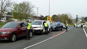 GRAF8937. LAREDO, 18/03/2020.- La Guardia Civil ha establecido hoy miércoles puntos de control en carreteras cántabras para evitar los posibles desplazamientos que pueden producirse desde el País Vasco, por el Puente del Día del Padre, a la segunda residencia de sus ciudadanos en Cantabria, con el fin de evitar propagación del coronavirus. EFE/Miguel Ramos