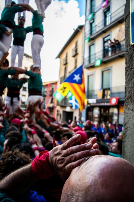 Els castellers de Berga descarreguen la primera construcció de vuit pisos