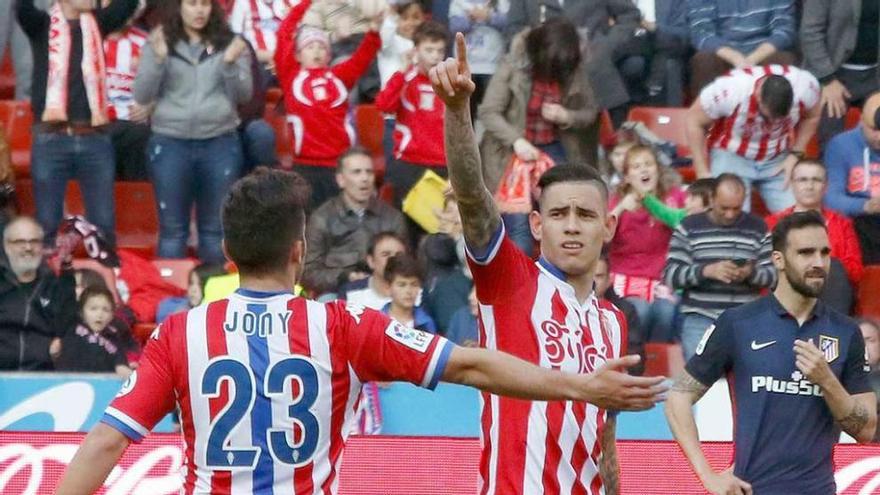 Sanabria dedica su gol a la grada mientras Jony, de espaldas, le felicita.