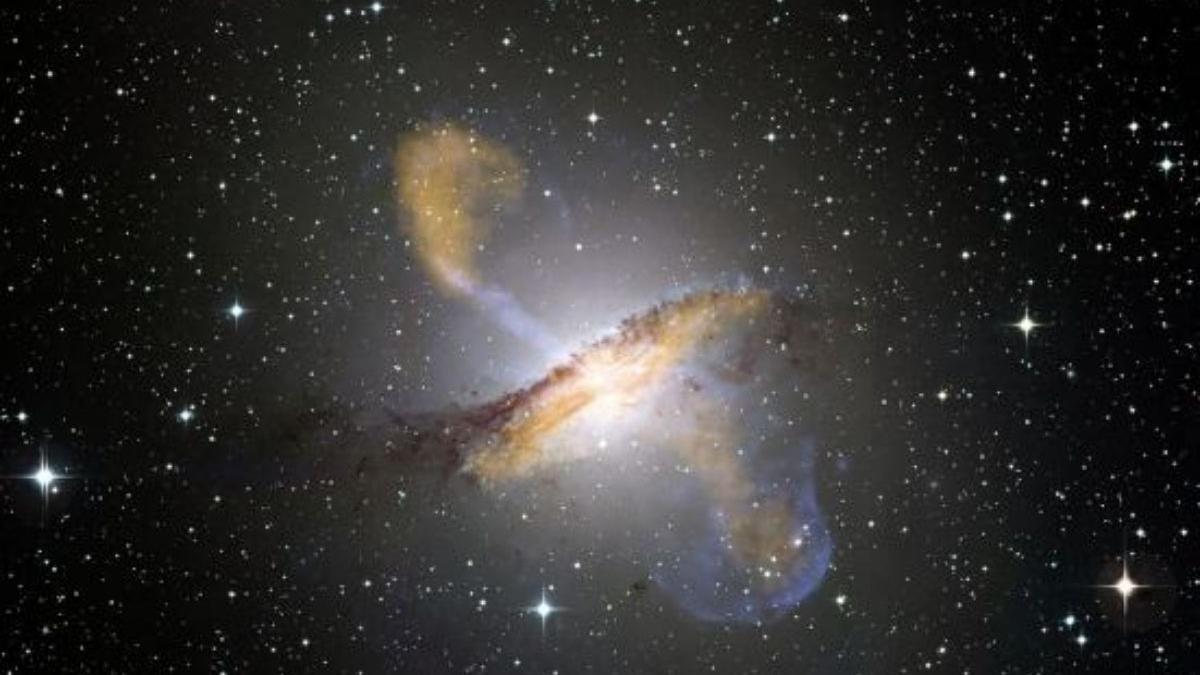 Aquí se aprecia a Centaurus A, la galaxia más cercana con un núcleo activo.