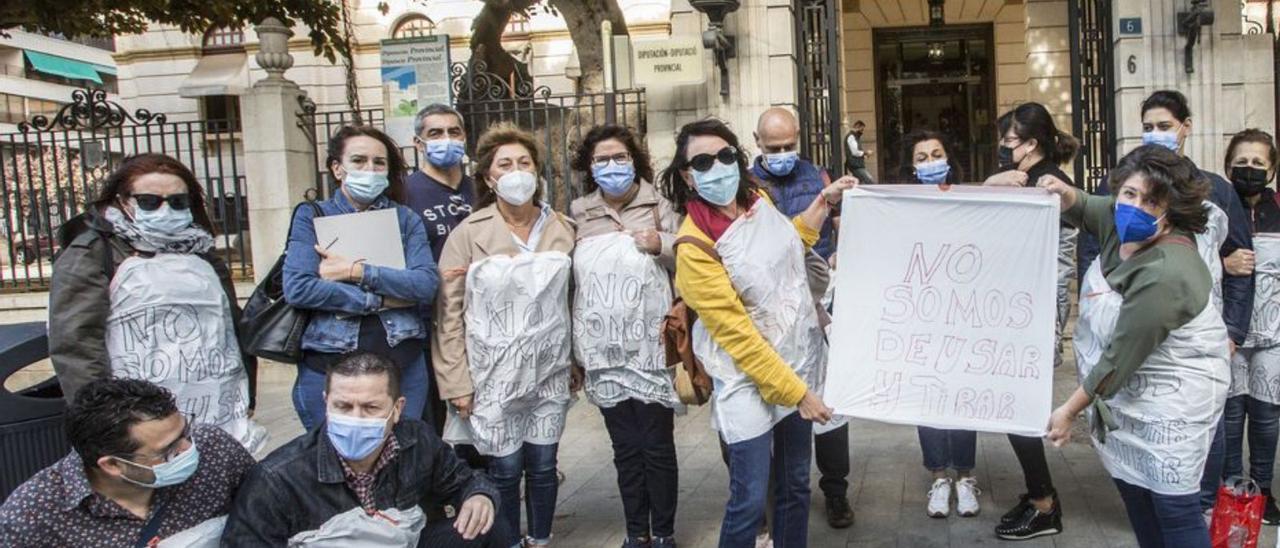 Los interinos se revuelven contra la Diputación: piden que se paralicen ...