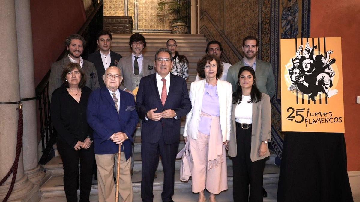 Foto de familia, con el presidente de la Fundación Cajasol en el centro, tras la presentación de los actos del 25º aniversario de los 'Jueves Flamencos'.