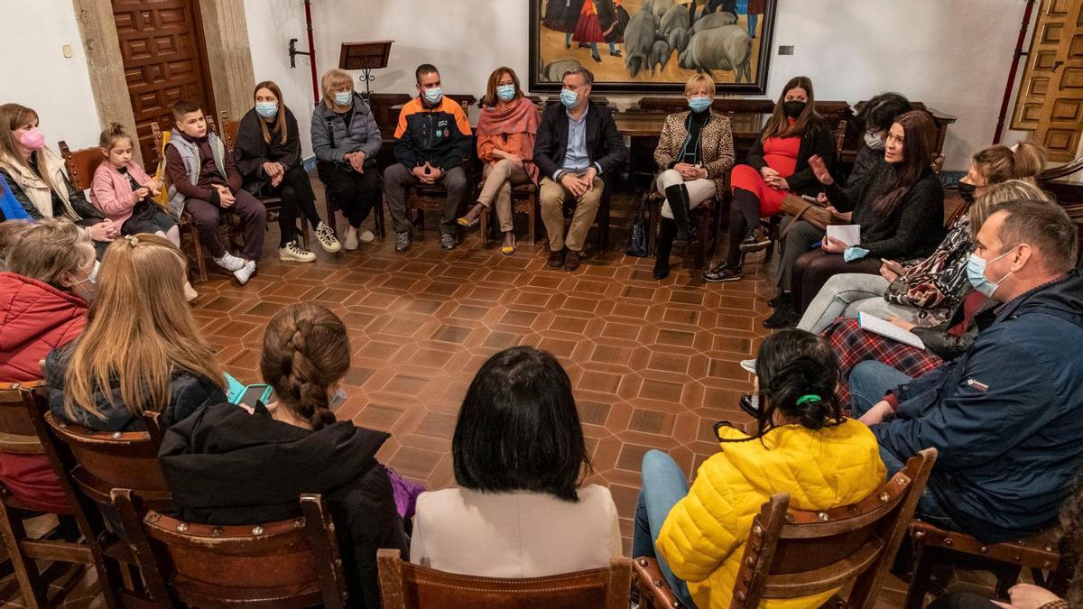 Reunión del comité de emergencia con familias ucranianas.