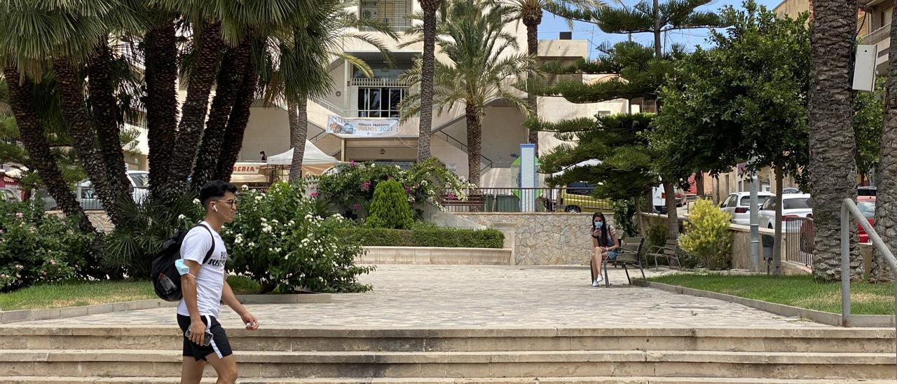 Un joven caminando por el Paseo de Fontenay de Crevillent