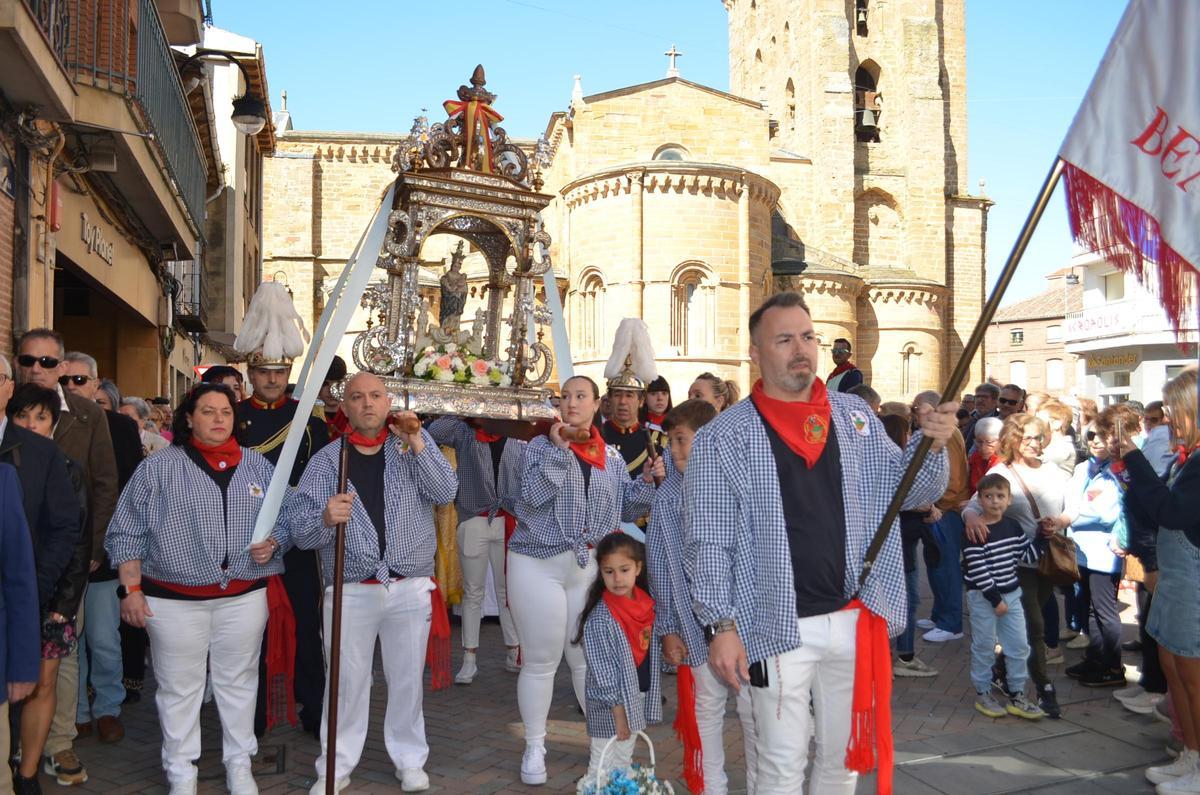 Procesión de la Veguilla saliendo de la plaza de Santa María.