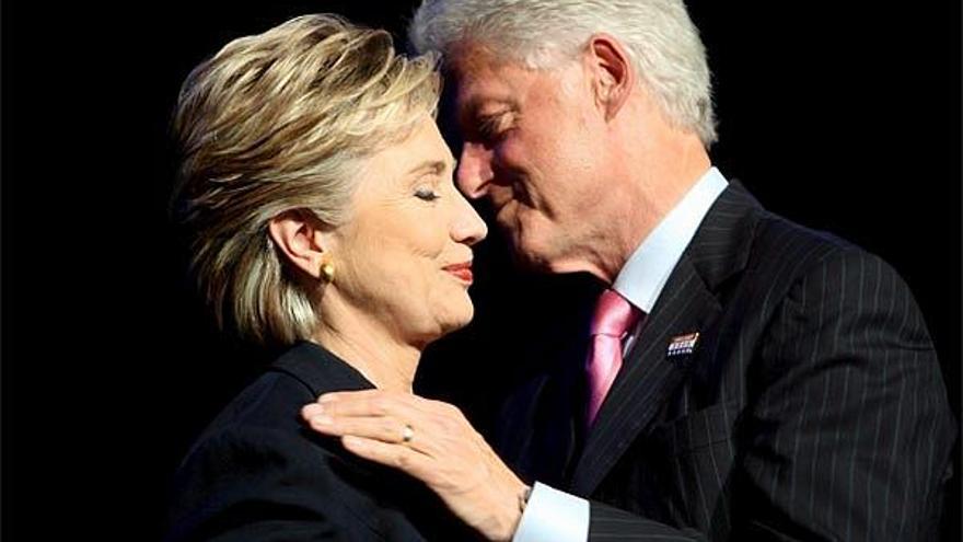Hillary Clinton y su marido, Bill Clinton, se abrazan en un acto electoral en Nueva York.