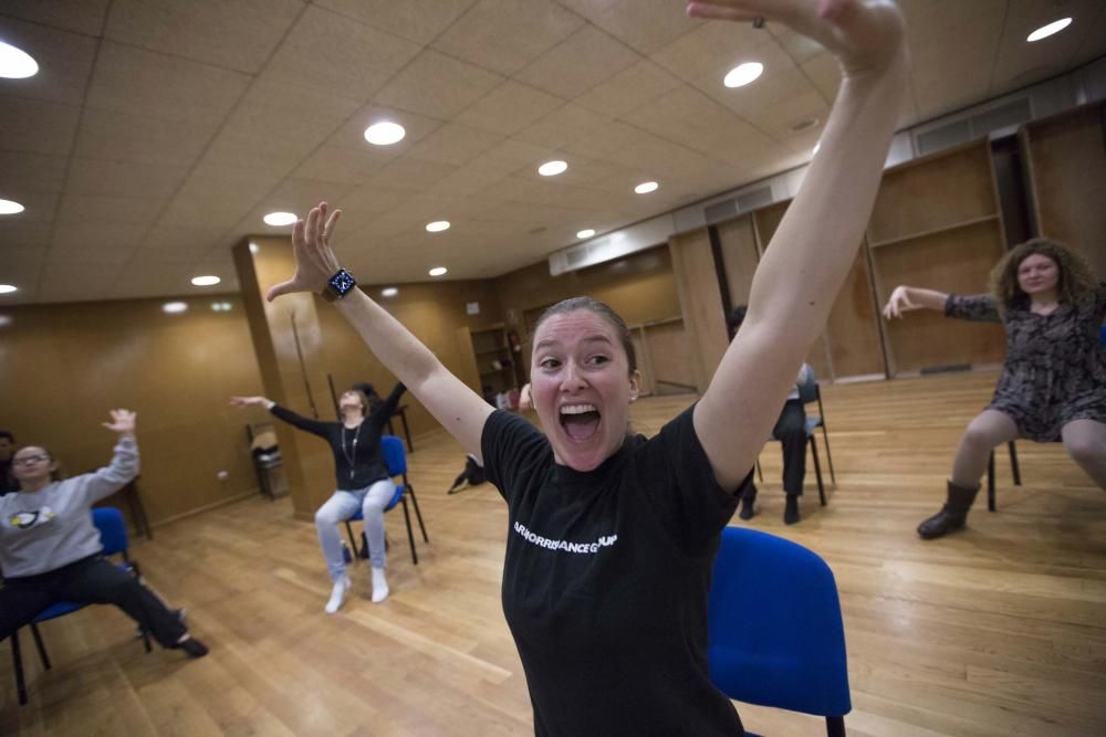 Bailarines de la compañía neoyorquina de Mark Morris imparten una clase en Oviedo para mejorar el equilibrio y la flexibilidad de enfermos con temblores