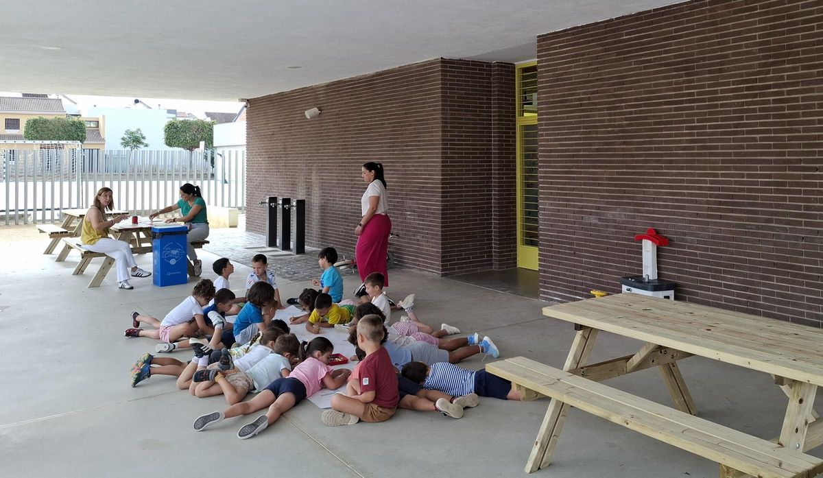 Docentes y alumnado en uno de los espacios exteriores de este colegio situado en Estación de Cártama.